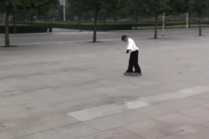 轮滑入门到精通教程：基础滑行/花样技巧/刹车训练