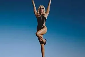 Miley Cyrus《Endless Summer Vacation》[无损FLAC/MP3/591MB]