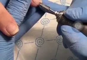 《美甲全技能速成：从基础到高级创意设计》